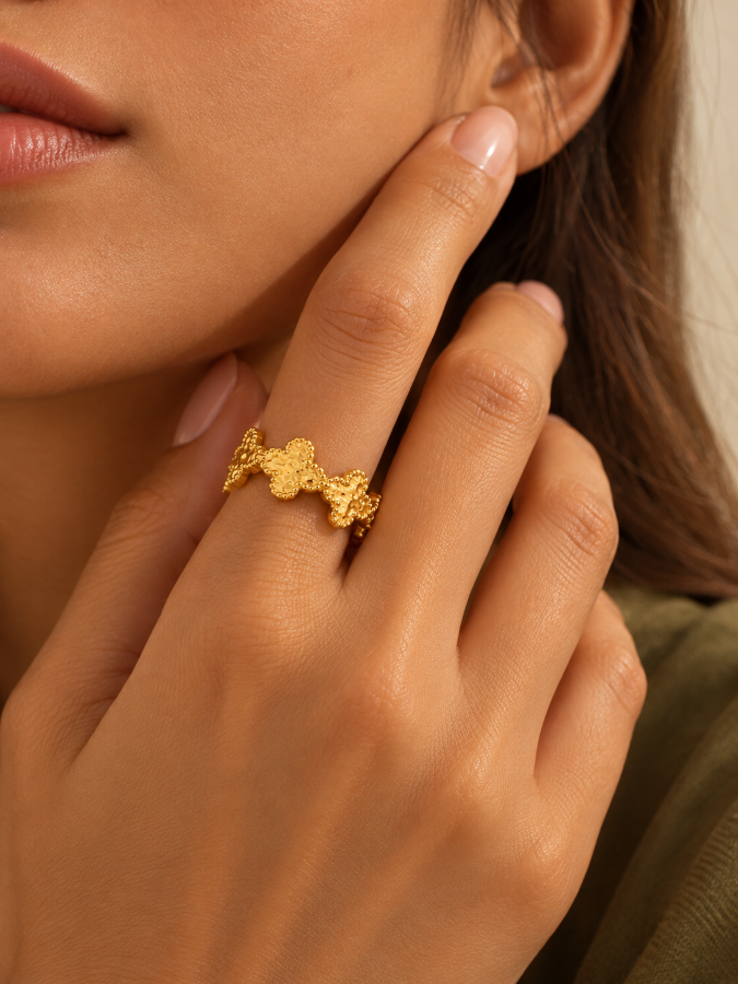 Regal Motif Band Ring
